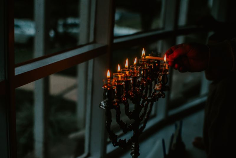 Hanukkah-Encendido-Ventana